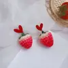 Pendientes de Fresa Artificial Roja Dulces Lindos Japoneses Pendientes de Fruta Elegantes de Alta Gama Pendientes Versátiles para Mujer