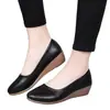 Mocassins femininos de salto baixo, novo estilo outono 2026, sola confortável, não cansa os pés, sapatos slip-on macios e versáteis