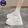 Zapatillas blancas de suela gruesa para mujer, nuevo estilo 2026, primavera/otoño, transpirables, adecuadas para estudiantes, casuales, suela blanda, zapatos de plataforma que aumentan la altura