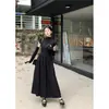 Foto real do novo vestido de manga curta slim fit para o início do outono de 2026, estilo coreano, com patchwork, gola alta e saia longa acinturada para mulheres