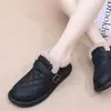 Zapatos de algodón para mujer, nuevo estilo invierno 2026, parte superior de piel, suela plana, antideslizantes, botines para madres, forro de felpa, engrosados para abrigar, botas de nieve