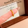 Anillo Femenino Vintage Cepillado de Lujo Ligero Estilo Francés, Estilo Mid-Century Italiano, Simple y Sofisticado, Banda Lisa Incrustada con Diamantes, Anillo Apilable
