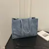 Otoño 2026 Nuevo Bolso de Hombro Grande con Textura de Letra en Relieve Bolso Tote de Commuter Retro de Moda de Nicho