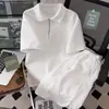 Camisa Polo Lisa de Cor Sólida com Textura Estilo Coreano Simples e Madura Conjunto Casual Versátil Masculino com Gola Reversível Combinado com Calça de Cinco Pontos