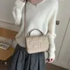 Bolsa de mão transfronteiriça, leve, estilo coreano para mulheres, nova coleção outono 2025, padrão trançado, alça de corrente, bolsa de ombro, bolsa transversal moderna