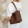 Bolsa 2026 Versátil Simple de un Hombro para el Trabajo Tejido Suave Tipo Pan Super Caliente Cubo Gran Capacidad Bolso Nuevo para Mujer de Mano