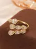 Anillo de Luz de Zirconia Incrustada en Oro Real Chapado en Cobre Transfronterizo Europeo y Americano Lujo Ligero Sensación de Alta Gama Anillo para el Dedo Joyería de Mano Versátil Fabricante Venta al por Mayor en Stock