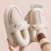 Chinelos de algodão para uso externo feminino no outono e inverno com sensação de pisar em fezes, novo modelo 2026, calcanhar fechado, antiderrapante, quentes, de pelúcia, sapatos de algodão com sola grossa para mulheres