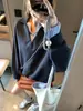 Além disso, o novo modelo de outono é uma blusa de moletom casual com gola polo listrada em patchwork, com visual de duas peças, elegante e sofisticada MQ1780