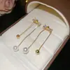 Brincos com pingente de gota d'água em pérola e prata, estilo retrô, versáteis, leves e luxuosos, com design exclusivo.