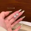 Pendientes Franceses Incrustados de Zirconio con Perlas Caladas para Mujer, Lujo Accesible de Nicho Pendientes Elegantes de Gama Alta sin Perforación Pendientes de Clip