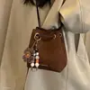 Nueva moda 2026: Bolso cubo estilo coreano con estampado de leopardo para mujer, lujo ligero, elegante y minimalista, adecuado para otoño, se puede llevar en la mano o cruzado.