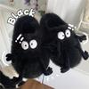 Pantufas de Inverno Femininas Personalizadas Fofas de Bolinha Preta Pequena de Pelúcia Baotou de Algodão com Sensação de Cocô para Casa de Solado Macio Sapatos de Confinamento