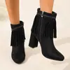Botas de mujer de terciopelo europeo y americano con borlas, tacón alto grueso, cierre lateral, punta fina, versátiles y elegantes, cuidadosamente seleccionadas, disponibles en stock para venta al por mayor.