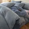 Juego de ropa de cama de cuatro piezas de terciopelo de leche engrosado y bordado para otoño e invierno, que incluye sábanas cálidas, funda de edredón y sábana bajera, diseñado para el dormitorio principal con una estética simple pero elegante.