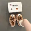Pantuflas peludas antideslizantes de dibujos animados, modernas y lindas, nuevas para otoño e invierno 2026, zapatos cerrados de algodón cálidos para mujer, fáciles de poner, adecuados para usar en exteriores