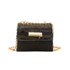 Bolso bandolera minimalista de cadena nuevo 2026 estilo coreano, lacado con textura de piedra, bolso de mano cuadrado pequeño para mujer