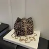 Bolsa transversal pequena versátil estilo ins para mulheres, novo design de nicho da moda 2026, bolsa de corrente estilosa, bolsa de ombro tipo balde