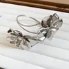 Pulseira de braço de metal com folhas e flores estilo europeu e americano exagerado, moderna e versátil, luxo leve com um toque de alta qualidade