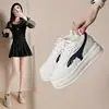 Zapatos Blancos Transpirables de Otoño 2026 Nuevos Casuales Deportivos de Piel Suave con Suela Gruesa, Ligeros y Versátiles para Mujer con Aumento de Altura