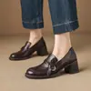 Dois estilos de mocassins da moda, adequados para o trabalho, com forro de pele de carneiro e forro de fleece para o inverno de 2026, apresentando saltos grossos, biqueiras redondas e um design de corte profundo, feitos de couro genuíno, para mulheres