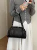 Bolsa de ombro Boston vintage desgastada de outono para mulheres, nova bolsa de ombro e transversal tipo travesseiro de couro macio de nicho 2026
