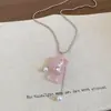 Collar de Perlas con Colgante de Oso Incrustado de Diamantes, Lujo Ligero y Sensación de Alta Gama, Estilo Personalizado y Juguetón, Cadena para Clavícula, Joyería de Nicho de Alta Gama