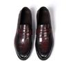 Mocasines de cuero de alta gama para hombre con relieve de piedra, zapatos formales de negocios, zapatos de moda para hombre en negro y burdeos