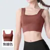 Novo conjunto de yoga estilo europeu e americano com costas em U para mulheres, apresentando um top esportivo de alças largas e absorção de choque e leggings de cintura alta e justas, um conjunto de ginástica de duas peças