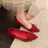 Elegantes zapatos planos para mujer de punta fina, estilo suave y boca poco profunda, colección otoño 2026, estilo francés, con tacón oculto para mayor altura, adecuados para ir al trabajo y la oficina.