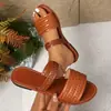 2026 Verano Nuevas Chanclas Planas Versátiles de Estilo Europeo y Americano Sandalias de Playa Tejidas Cómodas Simples de Gama Alta