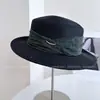 Sombrero Minimalista de Copa Plana para Mujer, Sombrero de Paja de Verano con Protección Solar y Hebilla de Luna Creciente, Sombrero de Sol con Cinta Texturizada, Sombrero Elegante