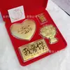 Bolo Coração Dourado Aniversário 520 Dia dos Namorados Conjunto de Luxo Presente para Namorado/Namorada com Flores de Mão, Caixa de Presente de Casamento e Cartão de Cumprimentos
