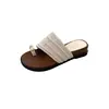 Chanclas de dedo con tira única de diseño retro para mujer, para uso exterior en verano, nuevo estilo 2026, combinan bien con faldas, tacón de cuña, suela gruesa, sandalias antideslizantes