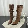 Botas de gamuza con volantes y punta fina para mujer, tacones de aguja, moda coreana otoño 2026, con hebilla de cinturón, botas largas de tacón alto