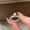 Anel Refrescante e Sofisticado de Calcedônia Transparente com Zircônia para Mulheres, Moda Vintage de Luxo Leve Tendência Versátil Anel para o Dia a Dia