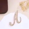 Moda Europeia e Americana Broches com Alfabeto Inglês de 26 Letras, Alfinetes de Pérola, Joias de Alto Padrão, Acessórios Versáteis para Roupas, Atacado Transfronteiriço