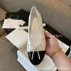 Versão de Luxo dos Sapatilhas de Ballet com Laço Xiaoxiangfeng para Mulheres, Novo Estilo 2025, Mocassins Planos Slip-On Color-Blocking