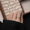 Anillo Familiar de Plata S925 100 Diseño de Nicho Sentido Avanzado Anillo Personalizado con Apellido Familiar Índice Anillo para Mujer Venta al por Mayor de Fábrica