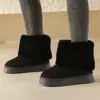 Suporta personalização para novos estilos de inverno de sapatos de algodão peludos, antiderrapantes e quentes, com solas grossas, canos curtos e designs versáteis para mulheres