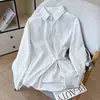 Nova Camisa Listrada de Manga Longa Estilo Coreano Outono 2026 para Mulheres, Design Irregular, Blusa Solta da Moda, Branca
