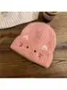 Venta al por mayor y dropshipping transfronterizo de gorros de punto de talla grande, con opciones de logotipo personalizado, que presentan lindos diseños de gatos y ofrecen protección a prueba de viento
