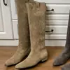 Outono e Inverno 2026 Novo Estilo Moda Retrô Botas de Cano Médio com Salto Bloco Bico Fino Feminino Botas Longas Estilo Cowboy Ocidental com Salto Bloco