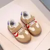 Zapatos de Skate para Niños Otoño 2025 Nuevos Zapatos Casuales Antideslizantes de Suela Blanda para Niños Zapatos de Entrenamiento Alemanes para Niñas Zapatos de Skate para Niños Pequeños y Medianos
