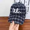 Gorra de Béisbol a Cuadros Estilo Retro Coreano con Letras para Mujer, Moda Casual Primavera y Verano, Gorra de Béisbol Versátil Bordada Estilo Universitario