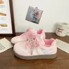 Zapatillas de entrenamiento alemanas estilo caricatura linda, modelo para mujer, nueva colección de otoño 2026, zapatillas casuales, versátiles para estudiantes, zapatos blancos de suela suave