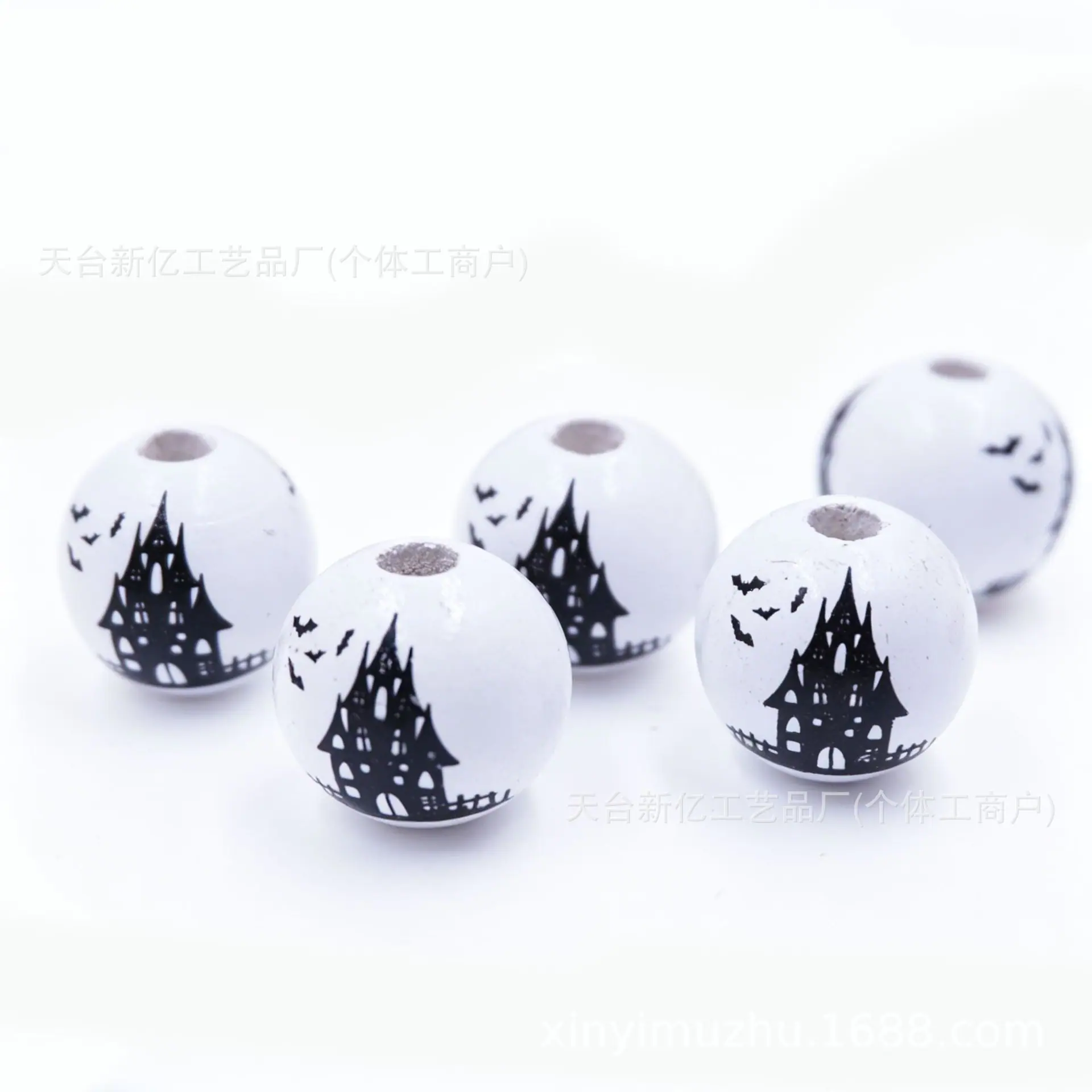 白底城堡蝙蝠
