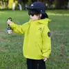 Coleção primavera e outono 2026 para meninos: roupas esportivas infantis para atividades ao ar livre, jaqueta infantil de outono com capuz três em um