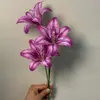 Ramo de lirios artificiales para decoración del hogar en la sala de estar, flores de mano para fotografía y decoración de bodas