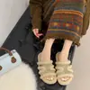Novas Pantufas Planas Abertas para Outono e Inverno Design de Nicho Tira Única Sapatos Peludos Confortáveis para Casa e Uso Externo Pantufas de Pelo para Mulheres